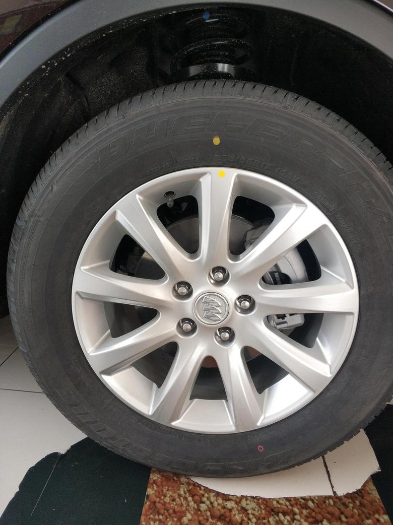 别克昂科威原车采用的是普利司通品牌的17英寸的轮胎，而且轮胎里面是配置有胎压传感器的，在仪表盘上面可以看到4个轮胎气压信息，当轮胎气压比较低的时候也会有报警提醒。