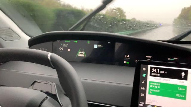 长安uni k-Unik雨天实测iacc自动驾驶，使用体验非常好，拍完后雨量又变大了很多，但还是可以准确识别车道线