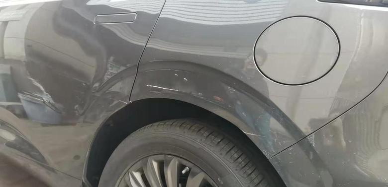 长安uni k-车友们，后车门和后翼子板凹进去了点，轮胎盖板也有点变形，漆也伤了，修复的话去4S还是外面修理厂