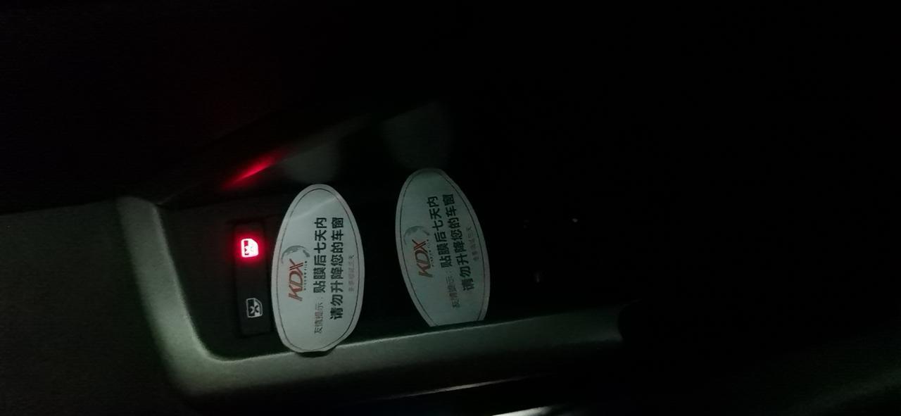 奥迪q3 车刚贴了膜，无意间看到，主驾驶位置这边的后车窗控制器，红叉灯亮着，这是什么意思呀。求解