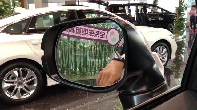 冠道 后视镜并道辅助提醒功能，喜欢越来越多的车上都能普及。