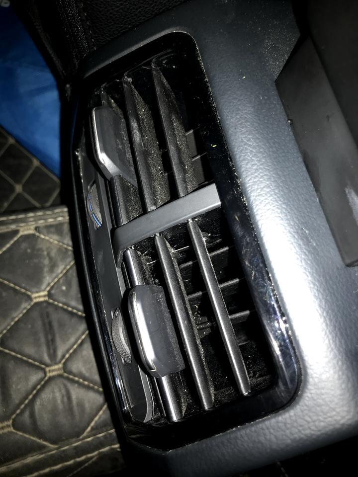 奥迪q3 汽车后排空调，一个小拇指大小的塑料件（硬）的掉进去了，现在看不到了，估计掉的挺里面的，需要拆开取吗，还是不去管它？有没有更好的办法呢？
