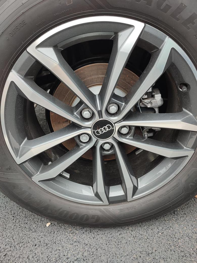 奥迪q3 提车一月不到，后轮一直是生锈的，踩刹车也没用，这正常吗？