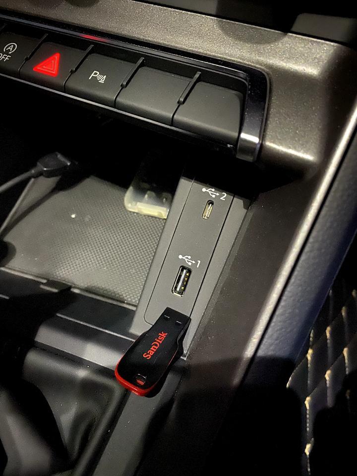 奥迪q3 请问哈Q3车内USB接口只有一个吗？另个接口2是插什么的？还有后排座空调风口下的接口是什么的？