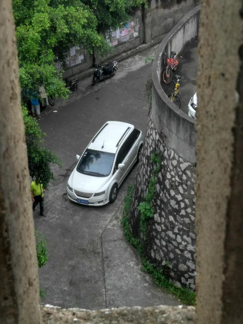 奥迪q3 老哥们这是什么车，从楼上看特别好看就是不知道什么车，有没有老哥知道的？