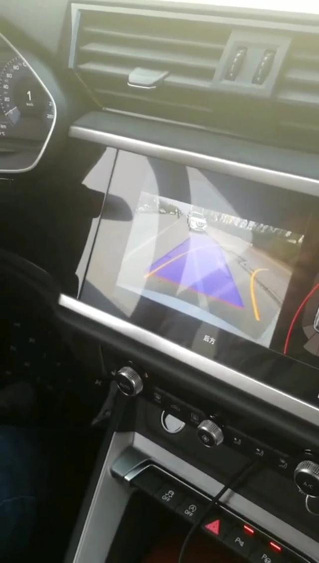初试奥迪Q3自动泊车功能，很好用，开始控制好刹车就行，不要着急看中屏提示。