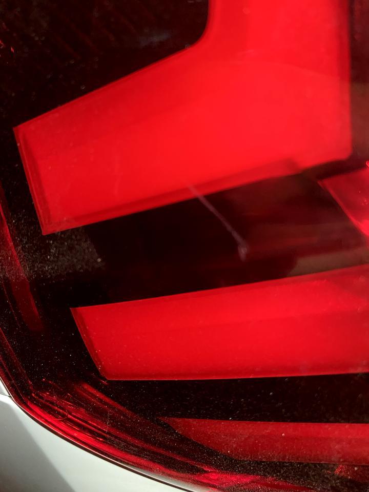 奥迪Q3时尚动感型2021款尾车灯罩有轻微划痕如何处理？求好心人告知！谢谢！