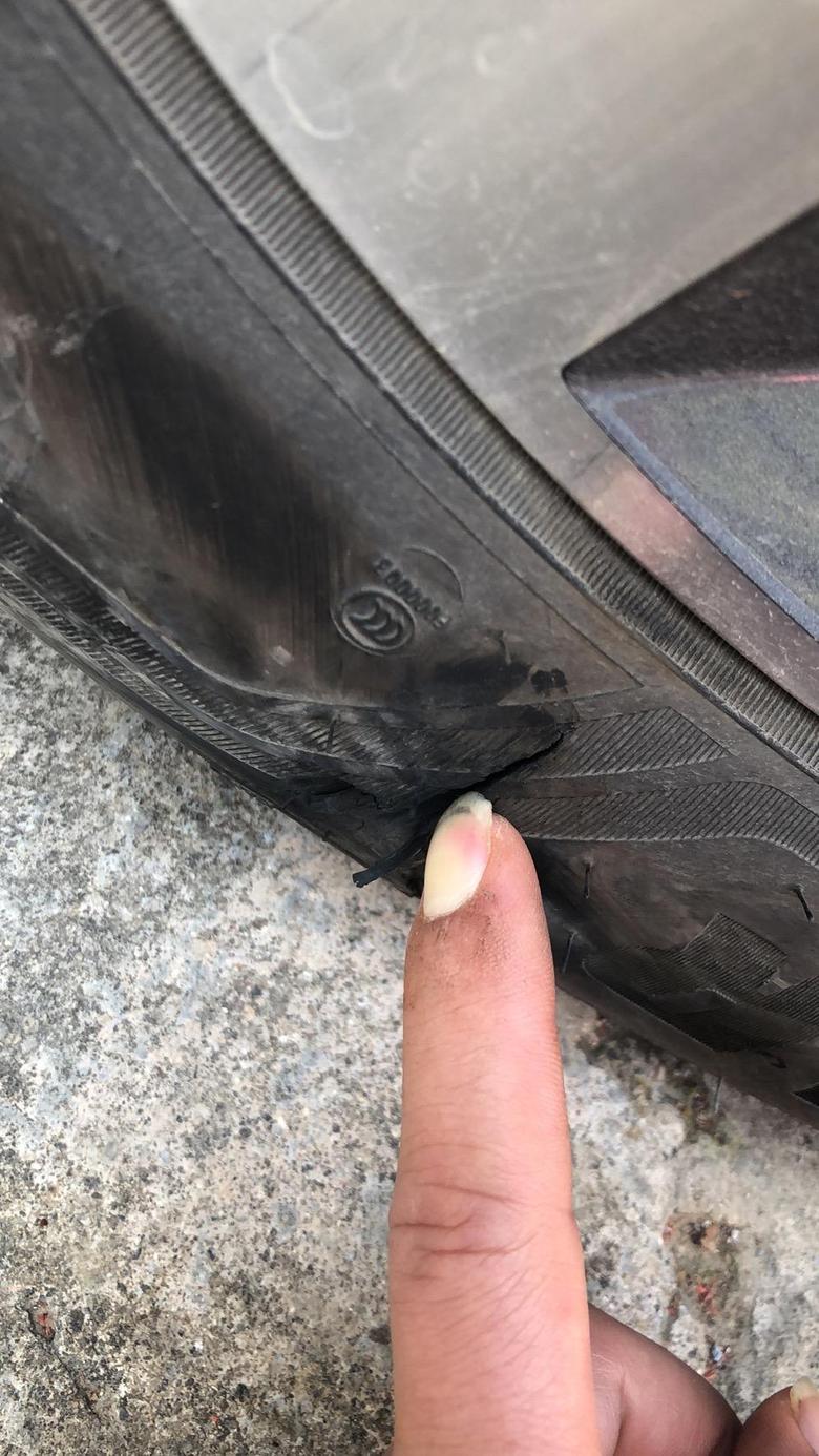 奥迪q3 提车两个月，轮胎被刮成这样了，没有漏气，这样的轮胎还能用没，需不需要更换，能修复么