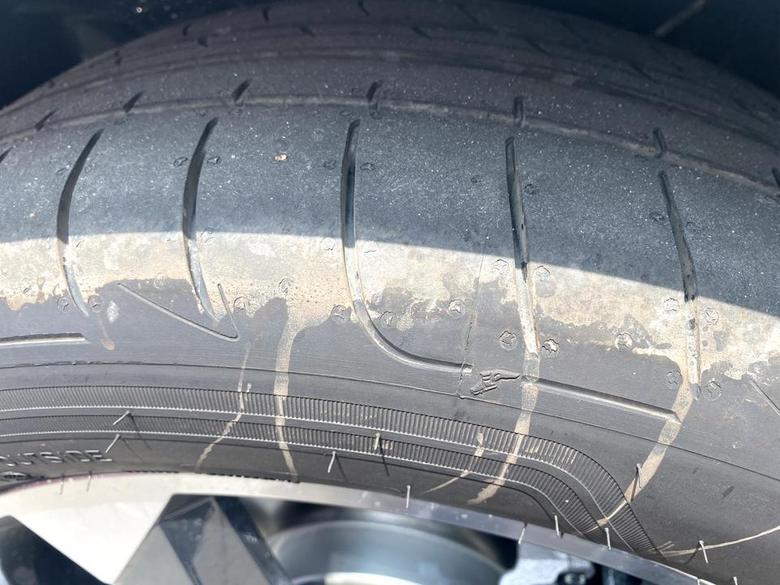 奥迪q3 新车轮胎这样子是正常现象吗？还是有啥问题？其他三个轮胎都黑黑的就这个轮胎跟沾了啥油漆一样…摸着也不是泥…