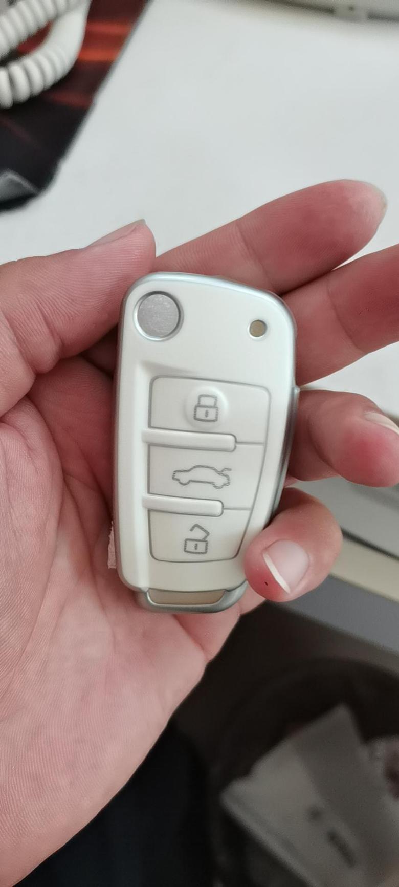奥迪q3 这个钥匙扣买了感觉还不错手机支架是不用插线的，我手机不支持无线充电
