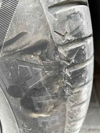 探界者 左前轮被硬物刮了一下，轮胎有丝丝裂纹，胎压没变化，不管它会有影响吗？