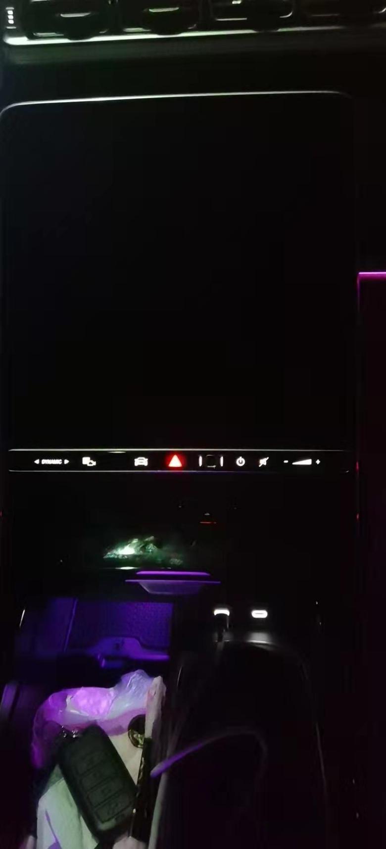 奔驰s级 今年7月份刚提的s450四驱，刚刚显示屏黑屏了咋回事，怎么处理，音乐有声音，就是显示屏是黑的！