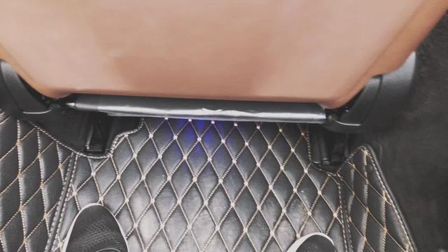 奔驰s级 2019款S4504M，副驾下面这个是不是脚托？怎么打开出来？座椅按键按了没反应！