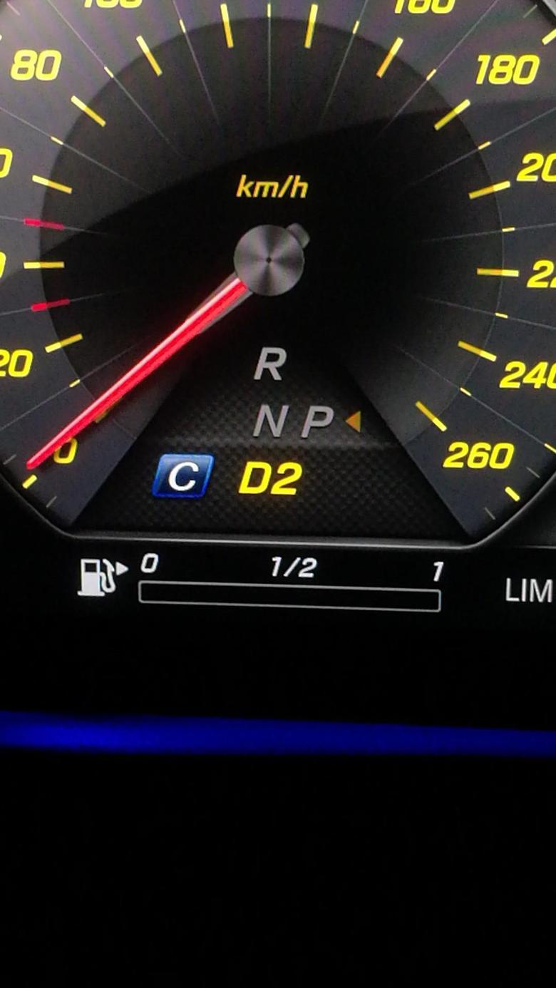 奔驰s级 新车刚提40公里加了一箱满油油表就不显示油量了是什么情况啊