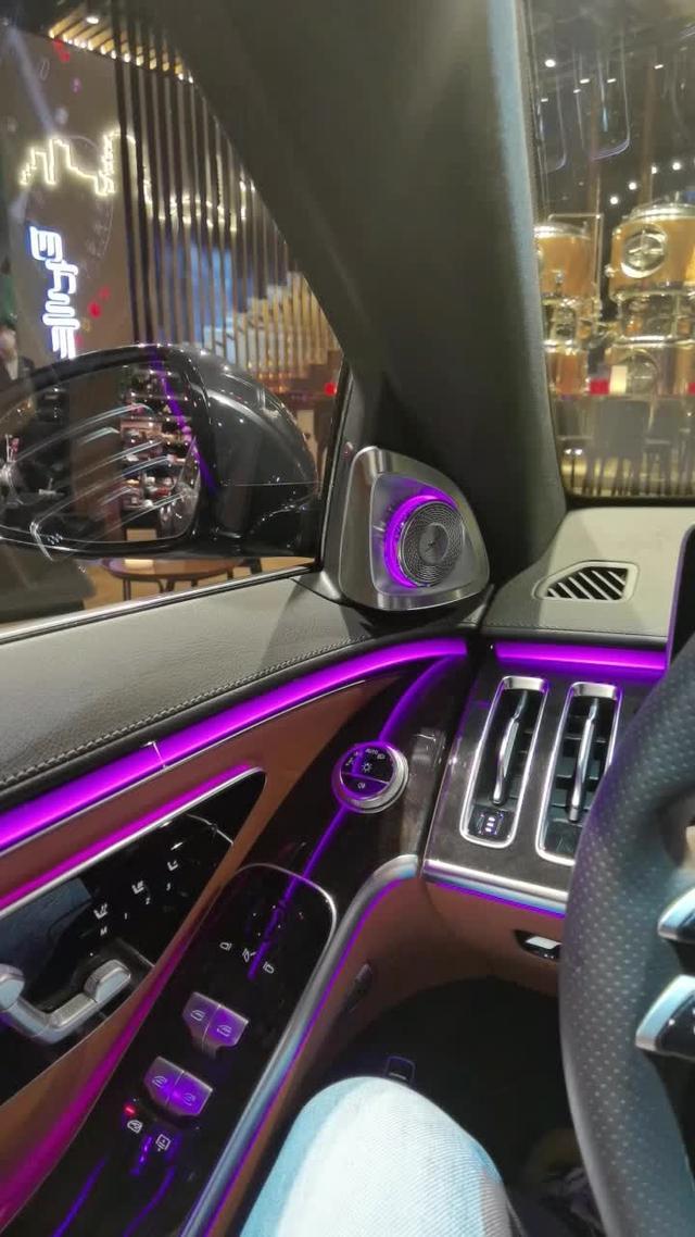 奔驰s级 全新奔驰S500…AR抬头+4D柏林音质+氛围灯…500跟450价格有几十万的差距感觉还是不一样…