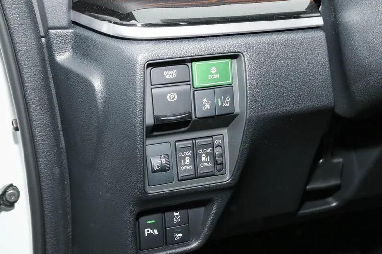 奥德赛 请问混动智享版加装电尾门驾驶位有控制按钮么？如果有，智享版没位置放啊。智享版比尊享多出来的按钮是做什么的？