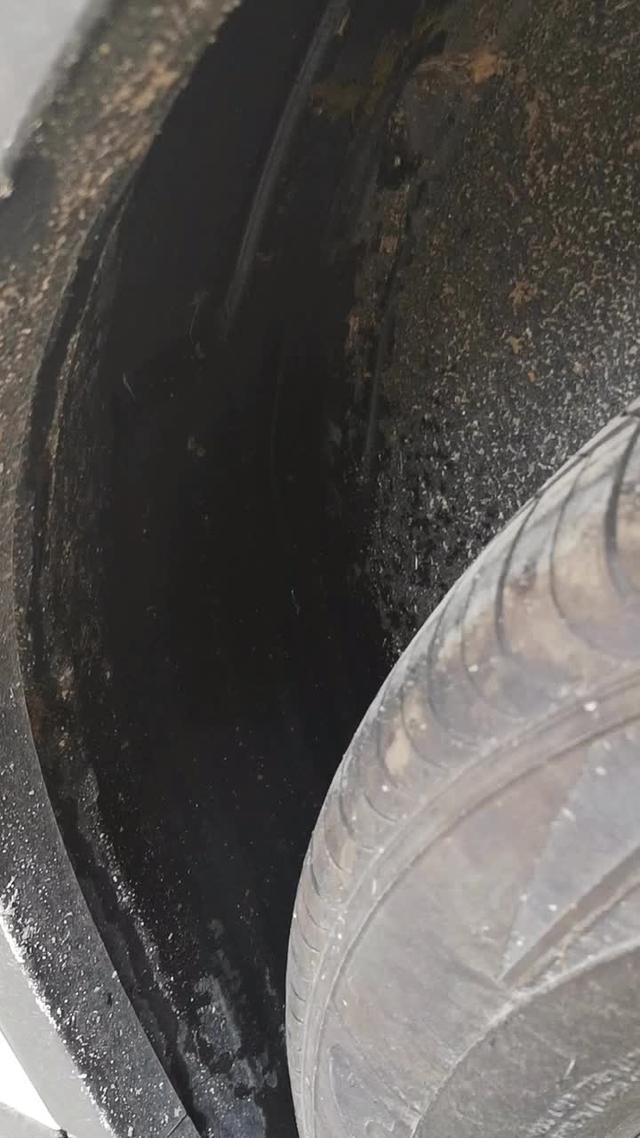 传祺gs4 哪位祺友知道这轮胎上漏的这是什么，不会是机油吧！