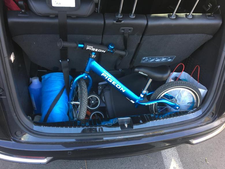 奥德赛的后备箱是真的小啊，放了一辆儿童自行车就塞满了，要是长15cm的话，就没丰田埃尔法什么事了。