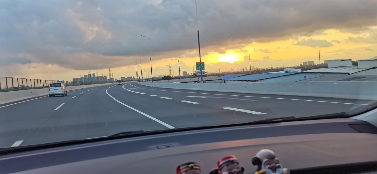 奥德赛 开着ACC和LKAS自动驾驶辅助系统，可以欣赏撩人的日出，轻松且省油，高速、郊区混合路况5.8～6.1个油