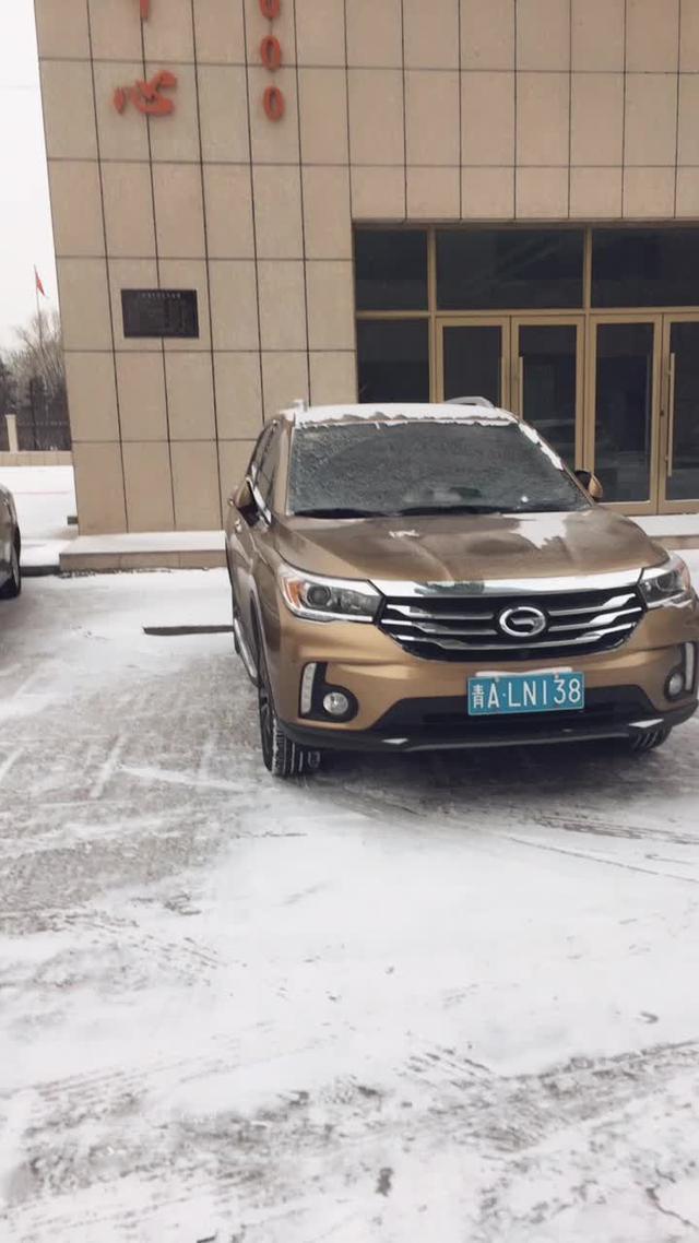 传祺gs4 青海游玩下了大雪，金色的车，雪中看起来挺显眼
