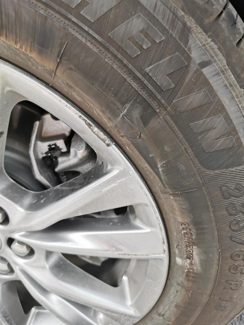 凯迪拉克xt5 路边停车，蹭马路牙子上了，处女蹭，有必须去修复一下么？轮毂是不是没法修复？