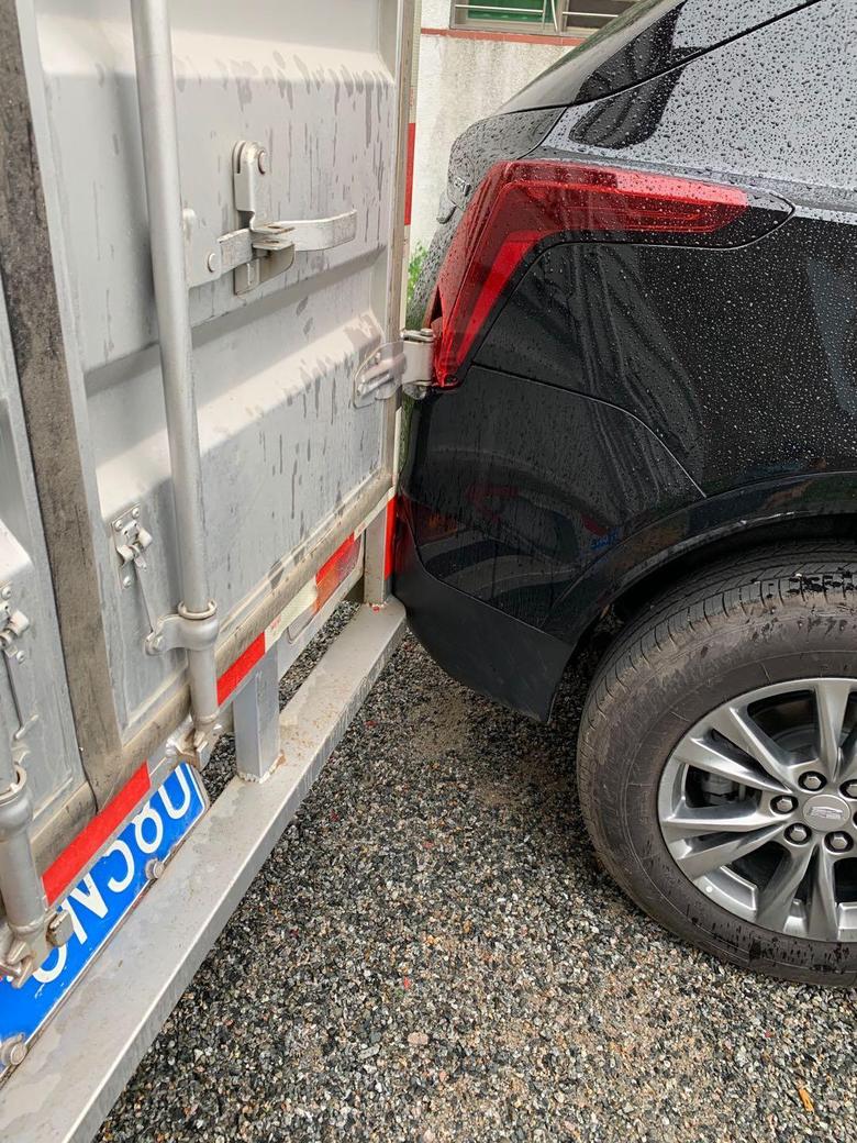 凯迪拉克xt5 提车两个月被小货车要了一血。