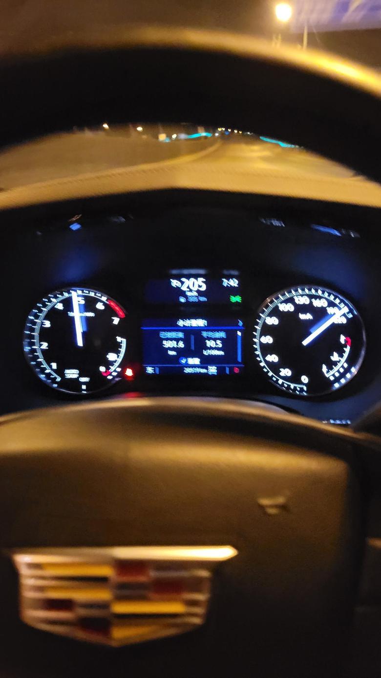凯迪拉克xt5 内部道路测试200公里每小时的速度不过5000转