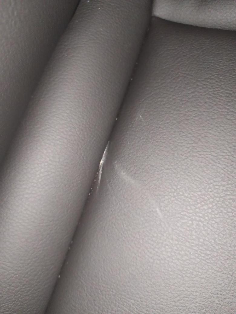 凯迪拉克xt5 座椅上面的缝隙好像进了泥土还是什么东西，应该怎么弄出来啊？