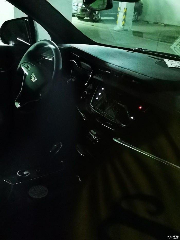 凯迪拉克xt5 熄火锁车后，中控屏幕两边的按键，也就是双闪和雷达灯一直亮着，是什么情况？会自动熄灭吗？情况和图片一样。