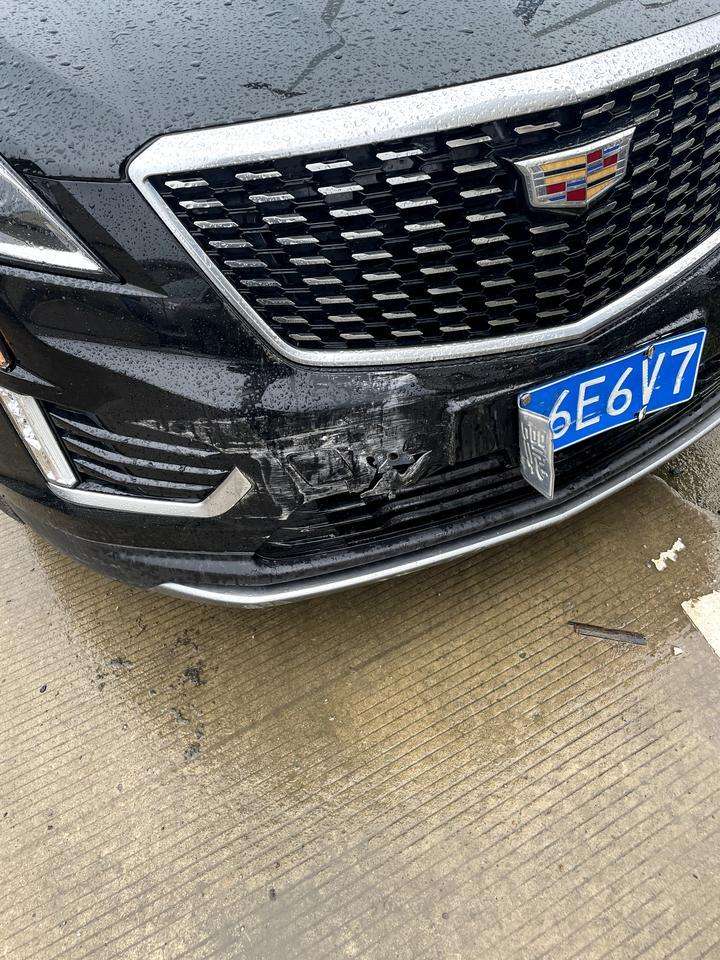 凯迪拉克xt5 心疼，今天和一横穿马路的奇瑞撞了，保险杠破了雷达坏了，不过说真的凯迪质量没得说，车头没变形