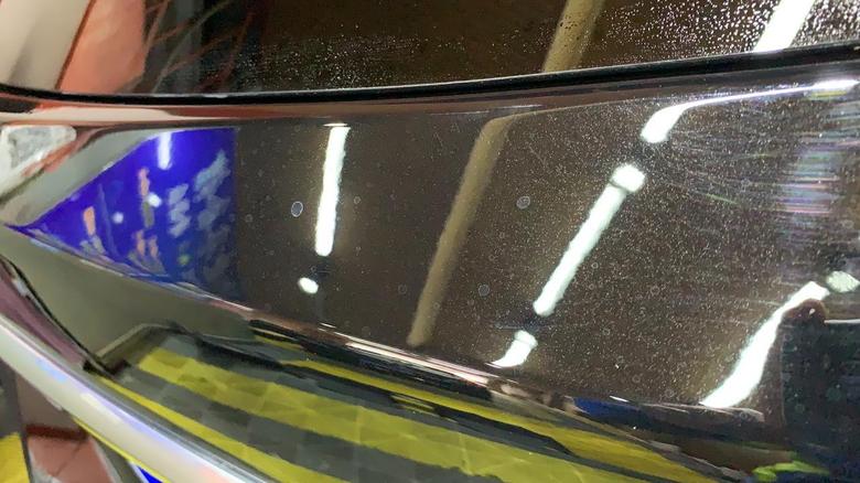 凯迪拉克xt5 4s提的新车撕开机盖上面的白色膜，机盖上就有水渍，洗车店要洗不掉，怎么办？不想用抛光等伤车漆的办法。