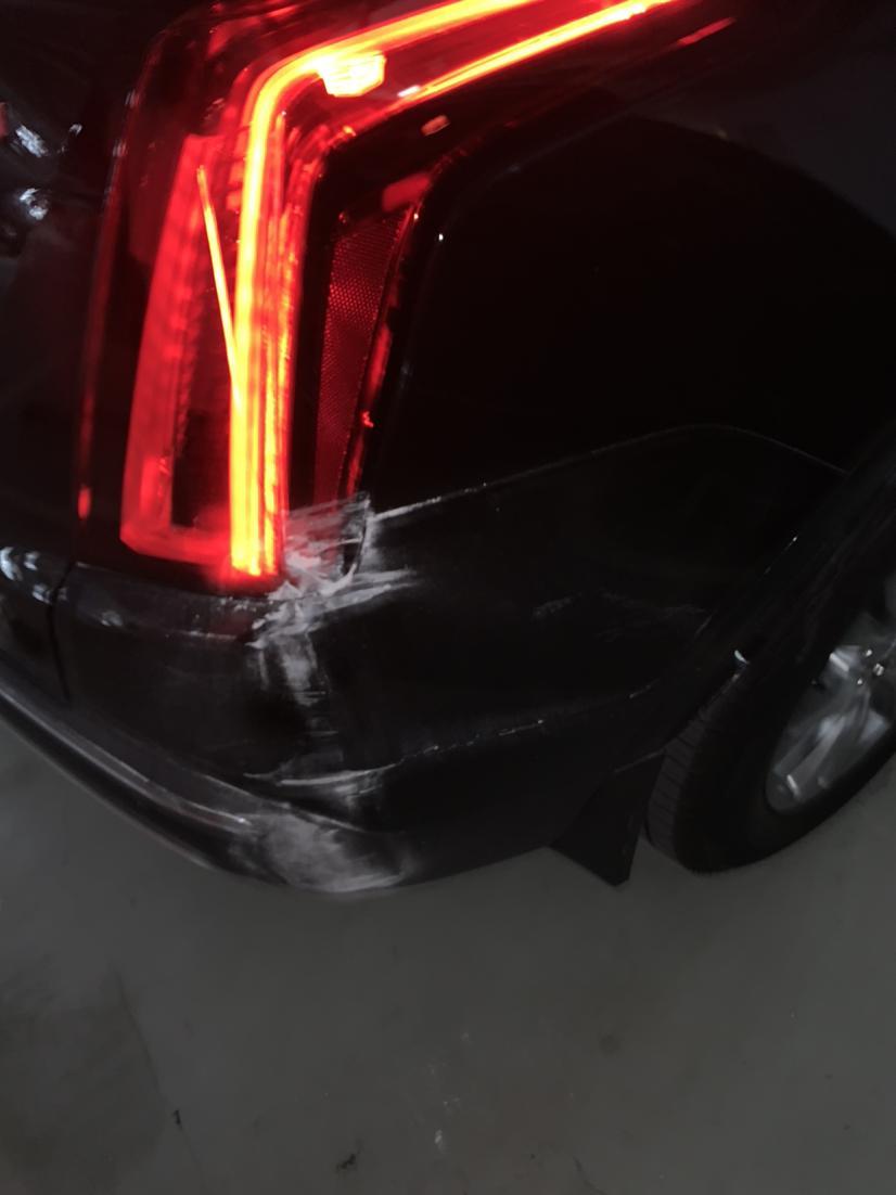 凯迪拉克xt5 新车一血……十天不到，给老婆倒车刮柱子上了，灯都开裂了