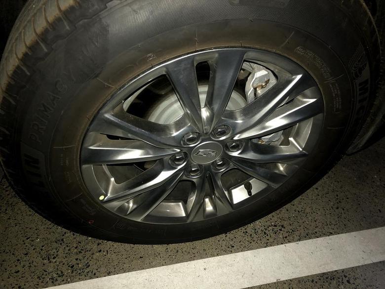 凯迪拉克xt5 竟然有人偷这个轮毂盖的也是醉了，还把车门划了一道。问问有哪里卖原装轮毂中心盖的