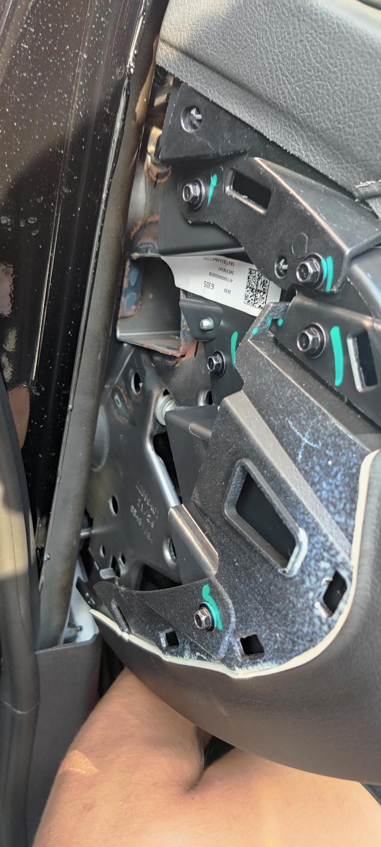 凯迪拉克xt5 提车一周，今天安装行车记录仪发现车里有铁锈，请问这正常吗？