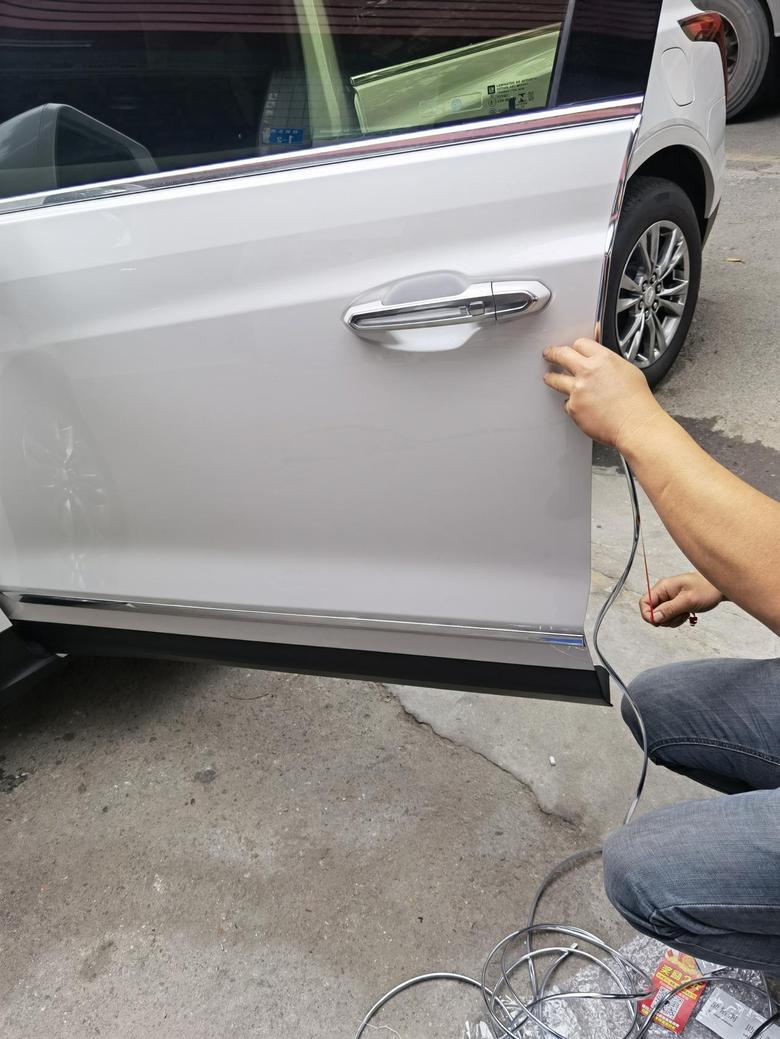 凯迪拉克xt5 深圳的停车位很榨。防止开门刮到别人车，加个防刮边条。