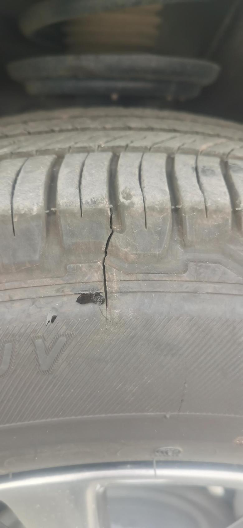 凯迪拉克xt5 有没有谁轮胎开裂的！今天洗车刚看到，去年十二月份车四豪?