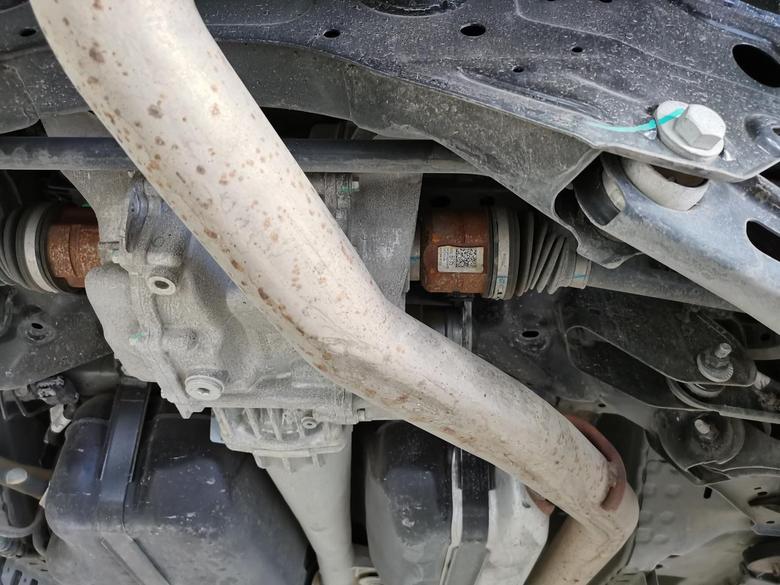 凯迪拉克xt5 各位大神支下招，排气和连杆位置生锈严重，4S说是正常现象，铸铁的都要生锈。新车刚半年，咋整？