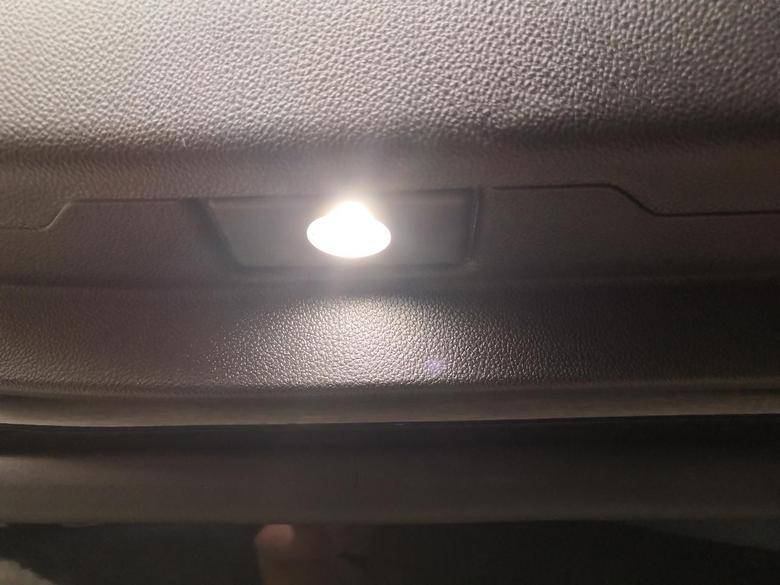 凯迪拉克xt5 两豪2020版，怎么换迎宾灯啊，掰不开啊