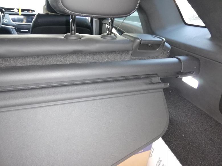 凯迪拉克xt5 我国庆节提车XT5四驱豪华，请问后备箱配不配行李隔板，谢谢，我的车车没有。