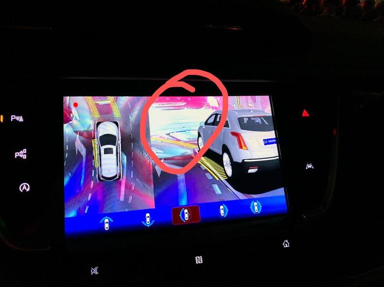 凯迪拉克xt5 买了有一个多月了，360影像是4s店后加装的，一开始没注意，在打转向灯时，中控大屏的图像是这个样子的感觉很不协调，不知道其他车友是不是都是这个情况(前车变得超级大）
