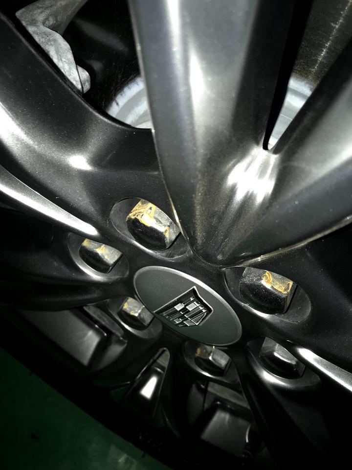 凯迪拉克xt5 轮毂螺丝生锈！五个月新车，从未拆卸过轮胎！什么情况造成的？