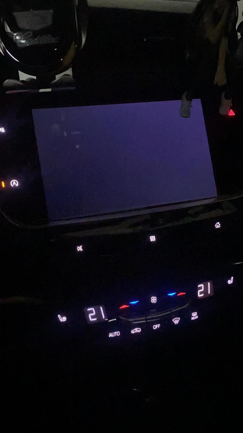 凯迪拉克xt5 车友们，刚买的XT5俩驱自豪的中控屏幕卡死机的问题你们有出现吗？可以试试，找到屏幕百度地图，点击进去过几秒就卡死。烦心呀！