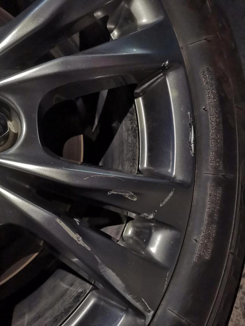 凯迪拉克xt5 右后轮轮毂被快递三轮蹭了几个小坑，不考虑外观的情况下，有必要修吗？对行车安全有没有影响？