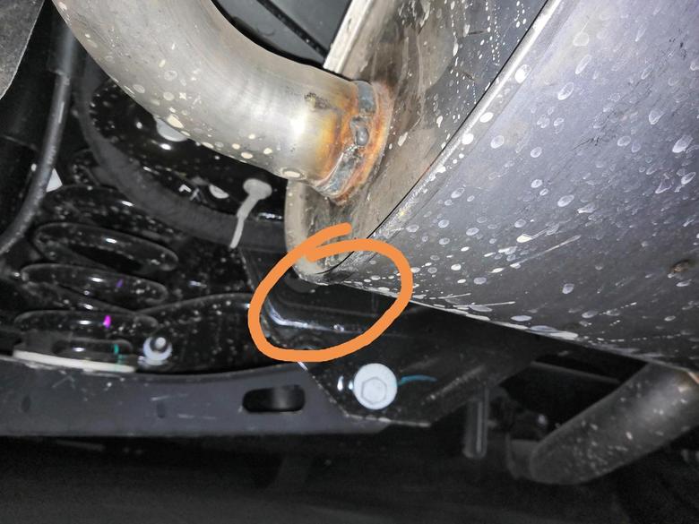 凯迪拉克xt5 XT5排气筒这个位置漏水，正常么？