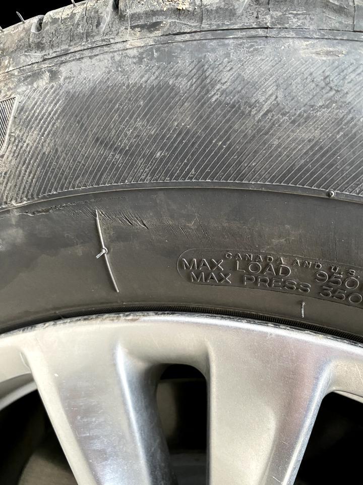 凯迪拉克xt5 各位大佬轮胎撞马路牙子上了没问题吧。