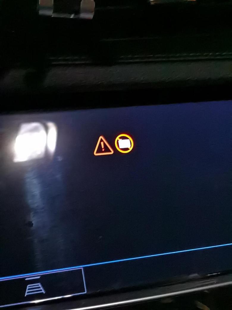 凯迪拉克xt5 倒车时，中控屏不显示倒车影像，出现这两个图标，有谁知道什么原因吗？