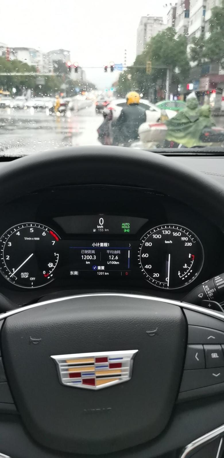 凯迪拉克xt5 跑了1000多公里纯市区路段，12.5的油耗，现在还会有点提高，看走不走拥堵路段，说实话能接受。毕竟那么重的车