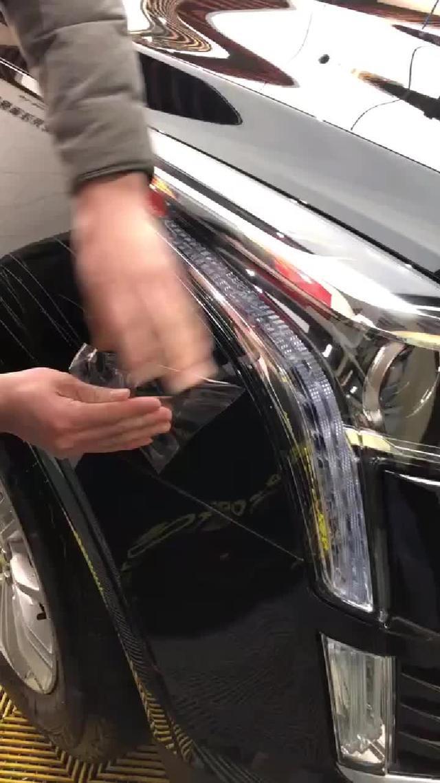 凯迪拉克xt5 车身有划痕，撕掉车衣一点事没有。