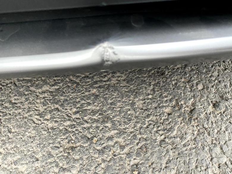 凯迪拉克xt5 开了三个月，今天不小心把车前下方的灰色杆子磕到了，有没有必要换啊
