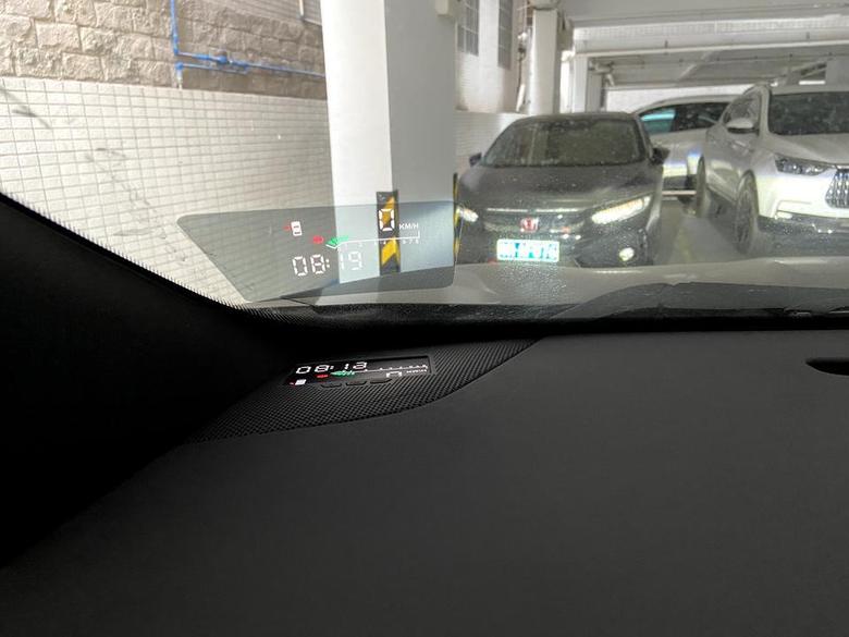 凯迪拉克xt5 新车还未上牌，安装了个抬头显示和迎宾灯。非常好用不用低头看仪表盘了，还可以显示前后距离多少厘米，还有很多小显示